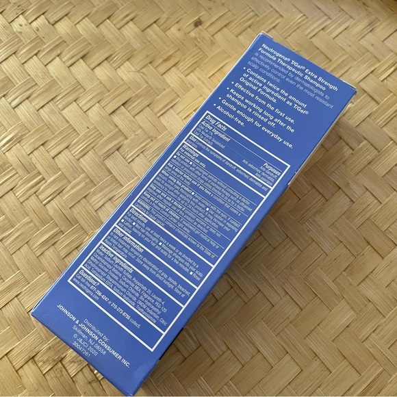 Neutrogena T/Gel Extra Strength Therapeutic Shampoo - Discontinued Hard to find - Picture 4 of 5